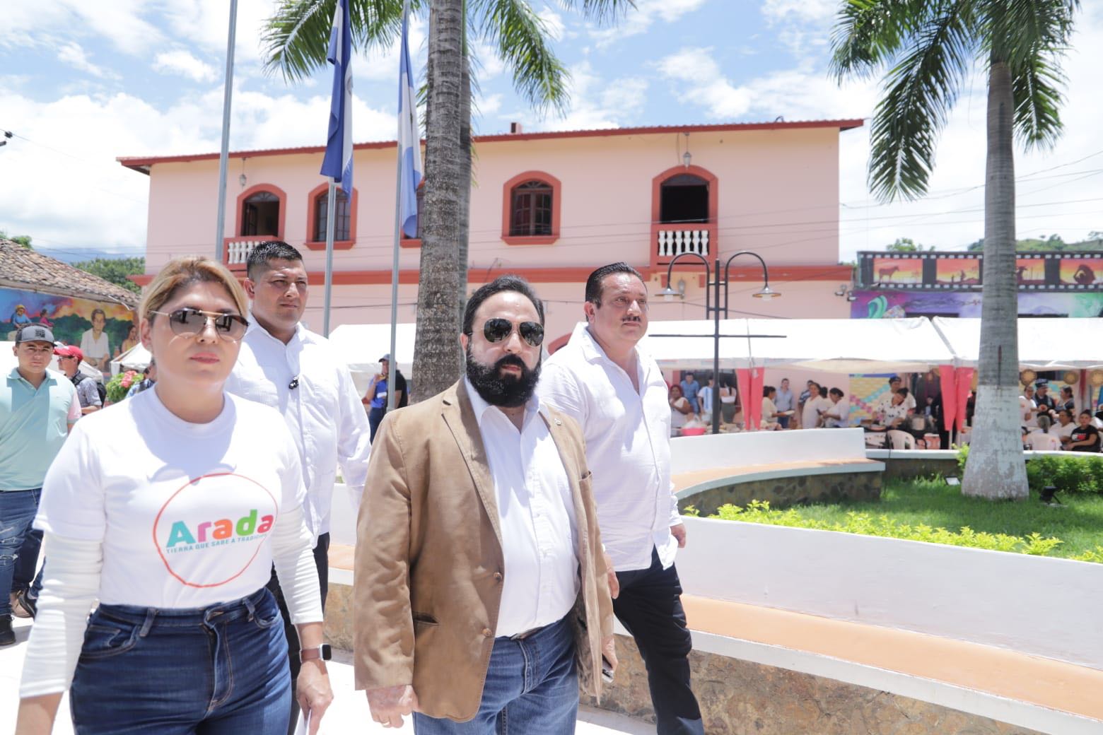 Presidente visitó la ciudad muralista de Arada, SB